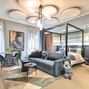 33 Marbeuf 4* Paris